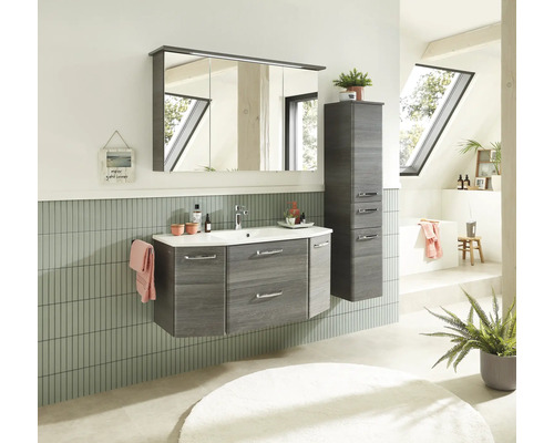 Modernes Badezimmer mit Waschtisch, Spiegelschrank und Hochschrank in Holzoptik