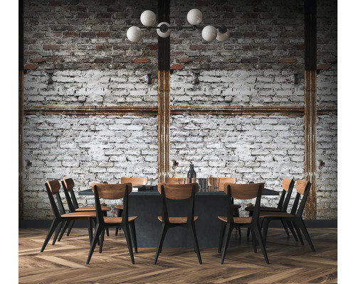 Esszimmer mit Esstisch, Stühlen, Beleuchtung und Ziegelwand