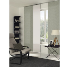 Wohnzimmer mit Schiebegardinen, Sessel und Beistelltisch für eine helle und moderne Atmosphäre.