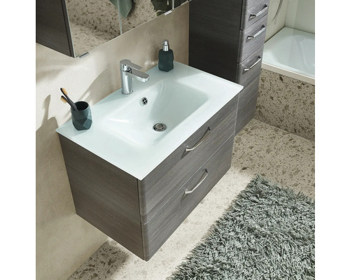 Badezimmer mit Waschbeckenunterschrank, Waschbecken, Armatur, Spiegel und Badteppich