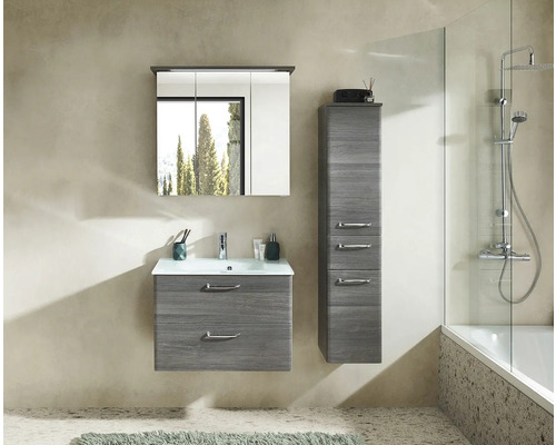 Badezimmer mit Waschtisch, Spiegelschrank und Hochschrank in Holzoptik