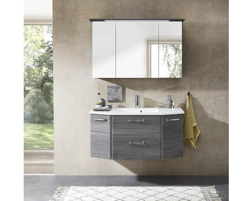 Modernes Badezimmer mit Waschbeckenunterschrank, Spiegelschrank und Handtuch