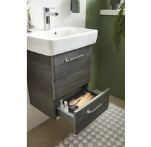 Waschbeckenunterschrank mit offenem Schubfach im Badezimmer.