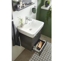 Badezimmer Waschbecken mit Unterschrank und geöffneter Schublade