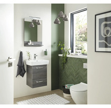 Modernes Badezimmer mit Waschtisch, Spiegel, Toilette und Dekoration