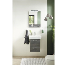Badezimmer mit Waschbecken, Unterschrank, Spiegel und Dekorationen