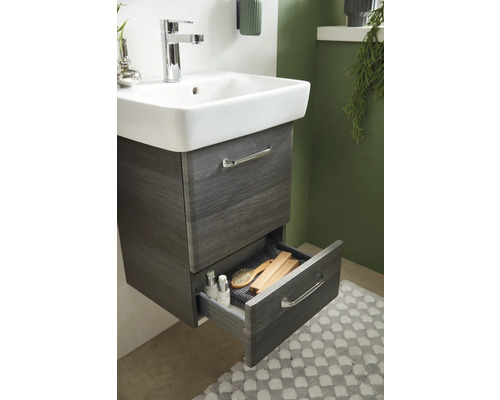 Waschtisch mit Unterschrank und geöffneter Schublade im Badezimmer