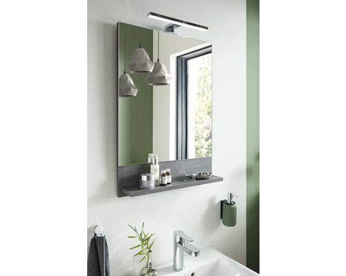 Badezimmer mit Spiegel, Regal und Beleuchtung