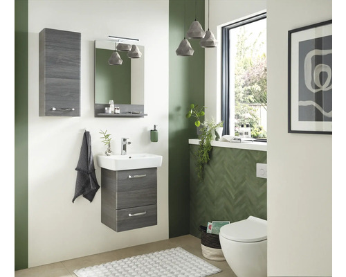 Badezimmer mit Waschtischunterschrank, Spiegelschrank und Toilette in hellem und freundlichem Design