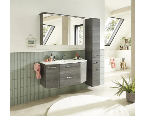 Modernes Badezimmerensemble mit Waschtischunterschrank, Spiegelschrank und Hochschrank in Holzoptik