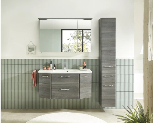 Badezimmer mit Waschtischunterschrank, Spiegelschrank und Hochschrank in Holzoptik