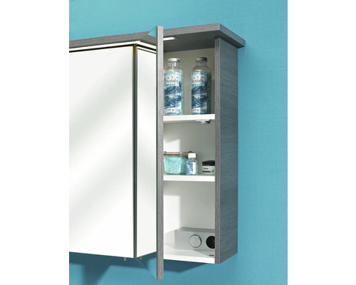 Geöffneter Spiegelschrank mit Regalböden zur Aufbewahrung von Badutensilien