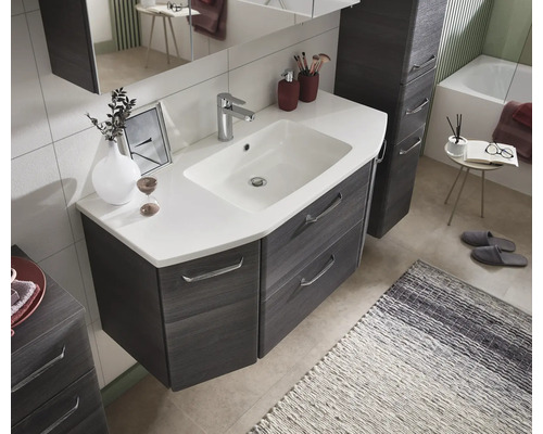 Badezimmer mit Waschtischunterschrank, Spiegel, Waschbecken, Badewanne und Handtüchern