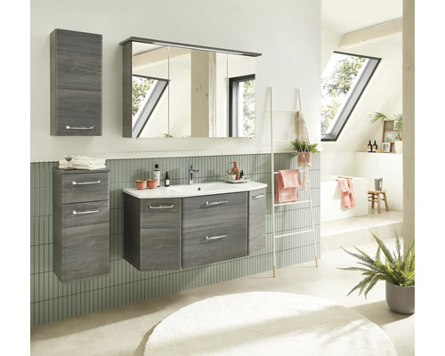 Helles Badezimmer mit Waschtisch, Spiegelschrank, Hochschrank, Handtuchleiter und Dachfenster