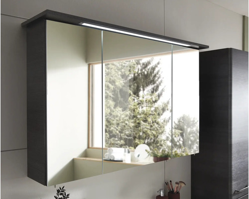 Spiegelschrank mit Beleuchtung im Badezimmer