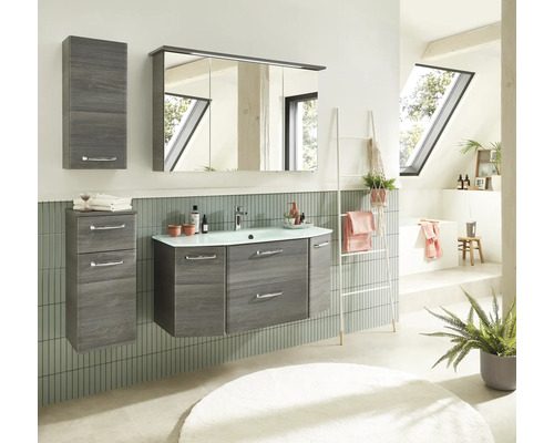 Helles Badezimmer mit Waschbeckenunterschrank, Spiegelschrank und Hochschrank in Holzoptik