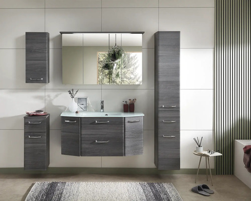 Modernes Badezimmer mit Waschtisch, Spiegelschrank und Hochschränken