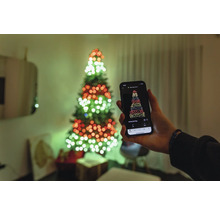 Weihnachtsbaum mit Lichterketten, gesteuert über eine Smartphone-App.
