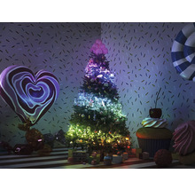 Dekorierter Weihnachtsbaum mit Süßigkeiten und Geschenken in einer verspielten Umgebung.