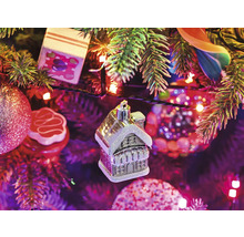 Geschmückter Weihnachtsbaum mit Christbaumschmuck in Hausform, Kugeln und Lichtern