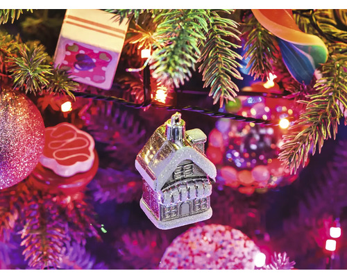 Geschmückter Weihnachtsbaum mit Christbaumschmuck in Hausform, Kugeln und Lichtern