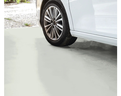 Weißes Auto steht auf einem Boden mit Beschichtung