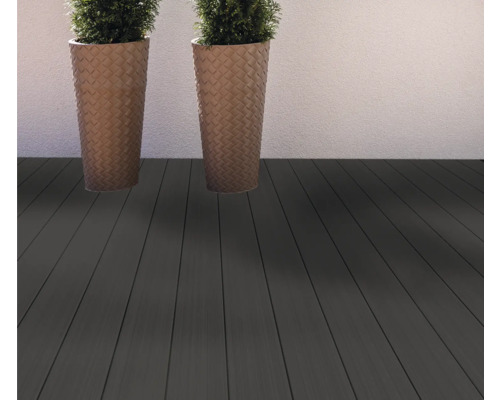 Terrasse mit dunklen Holzdielen und zwei Pflanzkübeln