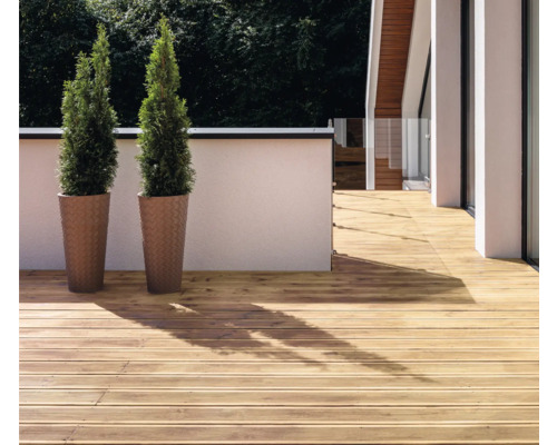 Terrasse mit Holzdielen und zwei Pflanzenkübeln