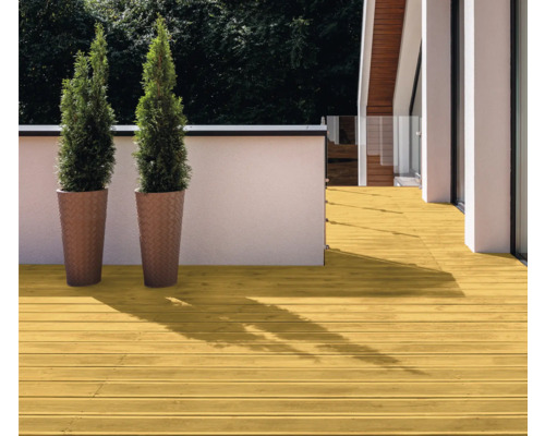 Terrasse mit Holzdielen und Pflanzenkübeln