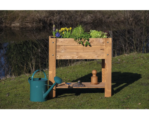 Hochbeet aus Holz mit Blumen, Kräutern und Gartengeräten