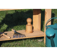 Gartenszene mit Holzregal, Gartenwerkzeugen und Gießkanne