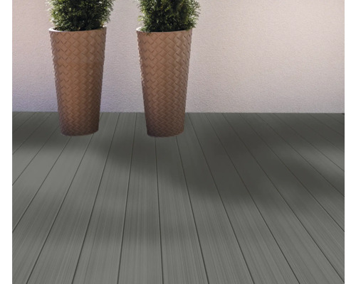 Terrasse mit Dielen und Pflanzen in Pflanzgefäßen