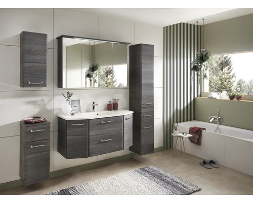 Badezimmer mit Waschtisch, Spiegelschrank und Hochschränken in Holzoptik