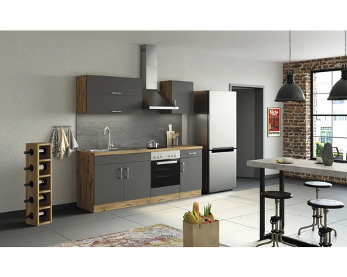 Helle Küche mit Küchenzeile in Grau und Holzoptik, Dunstabzugshaube, Kühlschrank, Weinflaschenregal und Esstisch