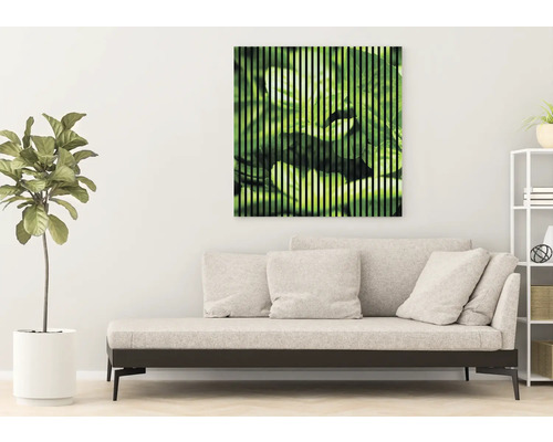 Wohnzimmer mit beigem Sofa und Wandbild mit Pflanzenmotiv