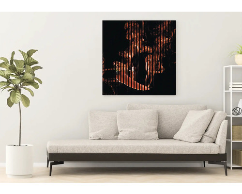 Wohnzimmer mit Sofa und gerahmtem Wandbild