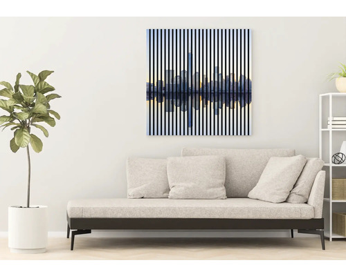 Dekorative Leinwand mit einem Stadtbild, das durch vertikale Streifen unterbrochen wird und über einem Sofa hängt