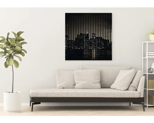 Dekorative Wandkunst mit Skyline-Motiv über einem Sofa im Wohnzimmer.