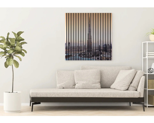 Wohnzimmer mit Sofa und Wandbild mit Hochhausmotiv