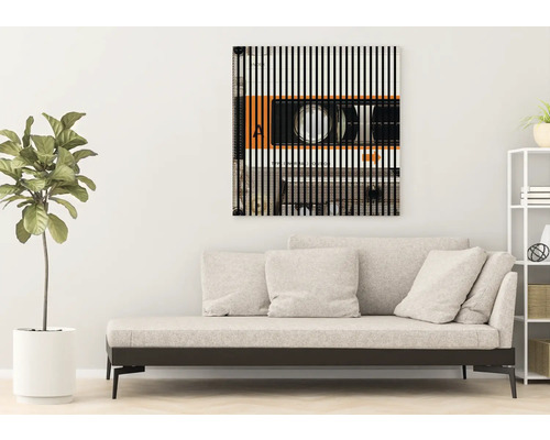 Dekoratives Wandbild mit Kassettenmotiv über einem Sofa