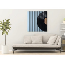Wohnzimmer mit Sofa und Wandbild einer Schallplatte