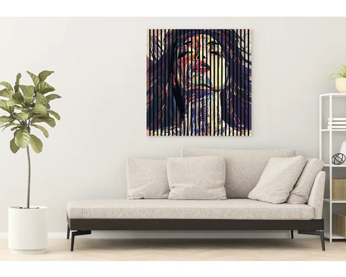 Dekorative Leinwand mit abstraktem Frauengesicht über einem Sofa