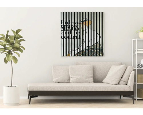 Wohnzimmer mit Sofa und gerahmtem Kunstdruck an der Wand