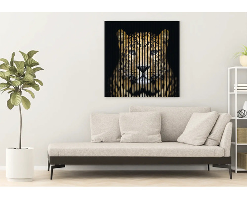 Dekoratives Wandbild mit einem Leopardenmotiv im Wohnzimmer