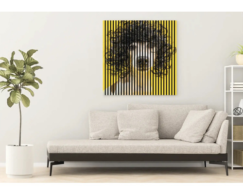 Wohnzimmer mit Tagesbett und einem gelben gerahmten Bild mit einem Hundemotiv.