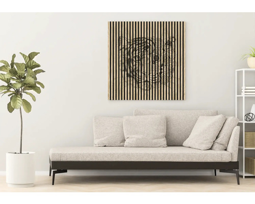 Wohnzimmer mit Couch und einem Wandbild mit Tigermotiv