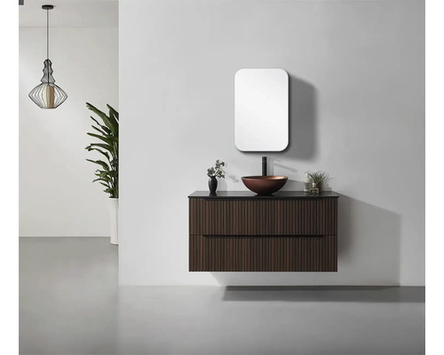 Modernes Badezimmer mit Unterschrank, Aufsatzwaschbecken und Spiegel