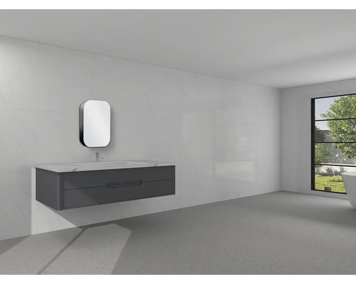 Modernes Badezimmer mit grauem Waschtischunterschrank, Waschbecken, Spiegel und Fenster