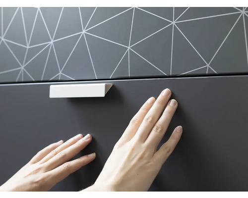 Nahaufnahme eines Schubladenelements mit Griff und geometrischem Muster