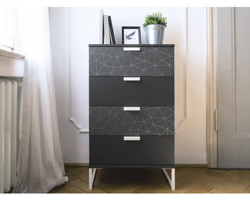Kommode mit vier Schubladen und geometrischem Muster für zusätzlichen Stauraum
